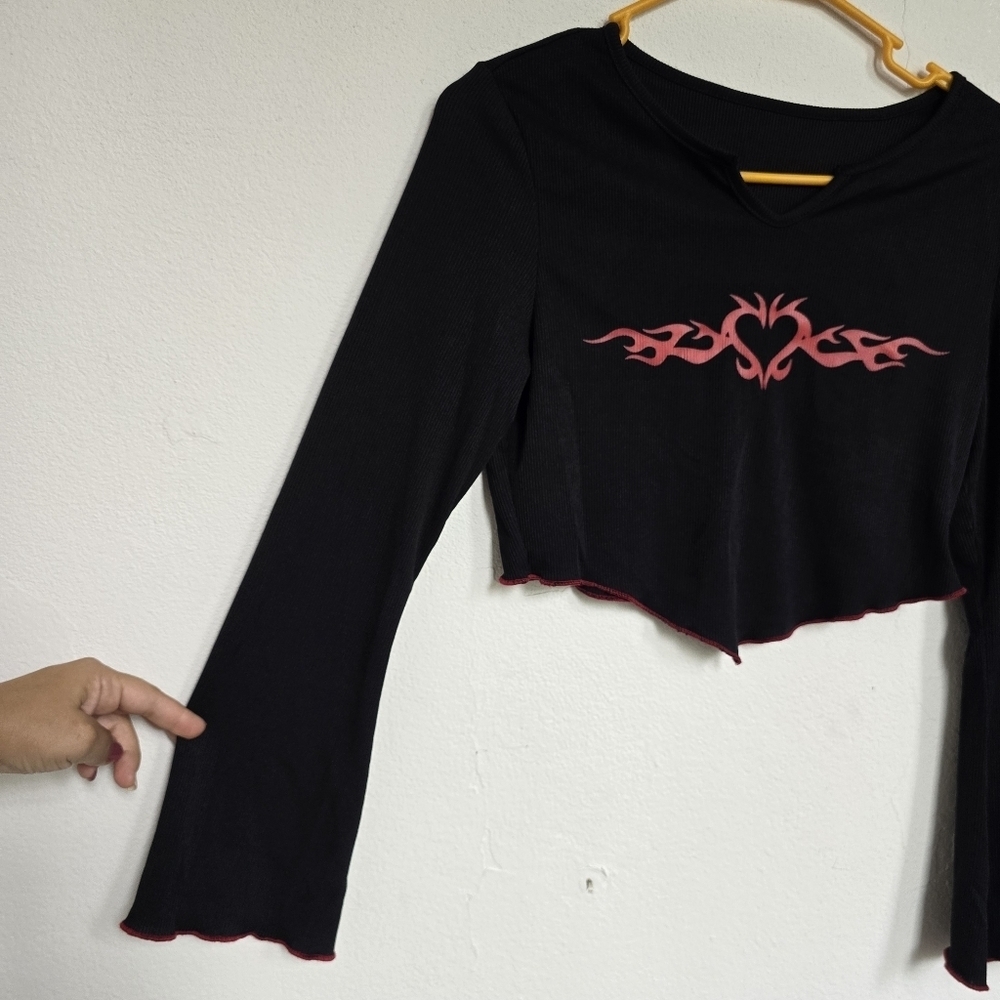 Black and Pink Y2K Flame Heart Long Sleeves Crop Top - Picture 4 of 8